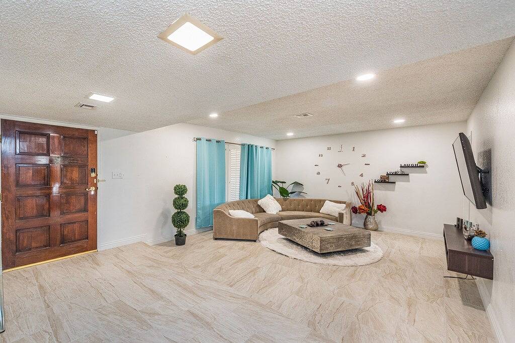 New first class villa on 20 k sq 3 m from strip in Las Vegas, Nevada