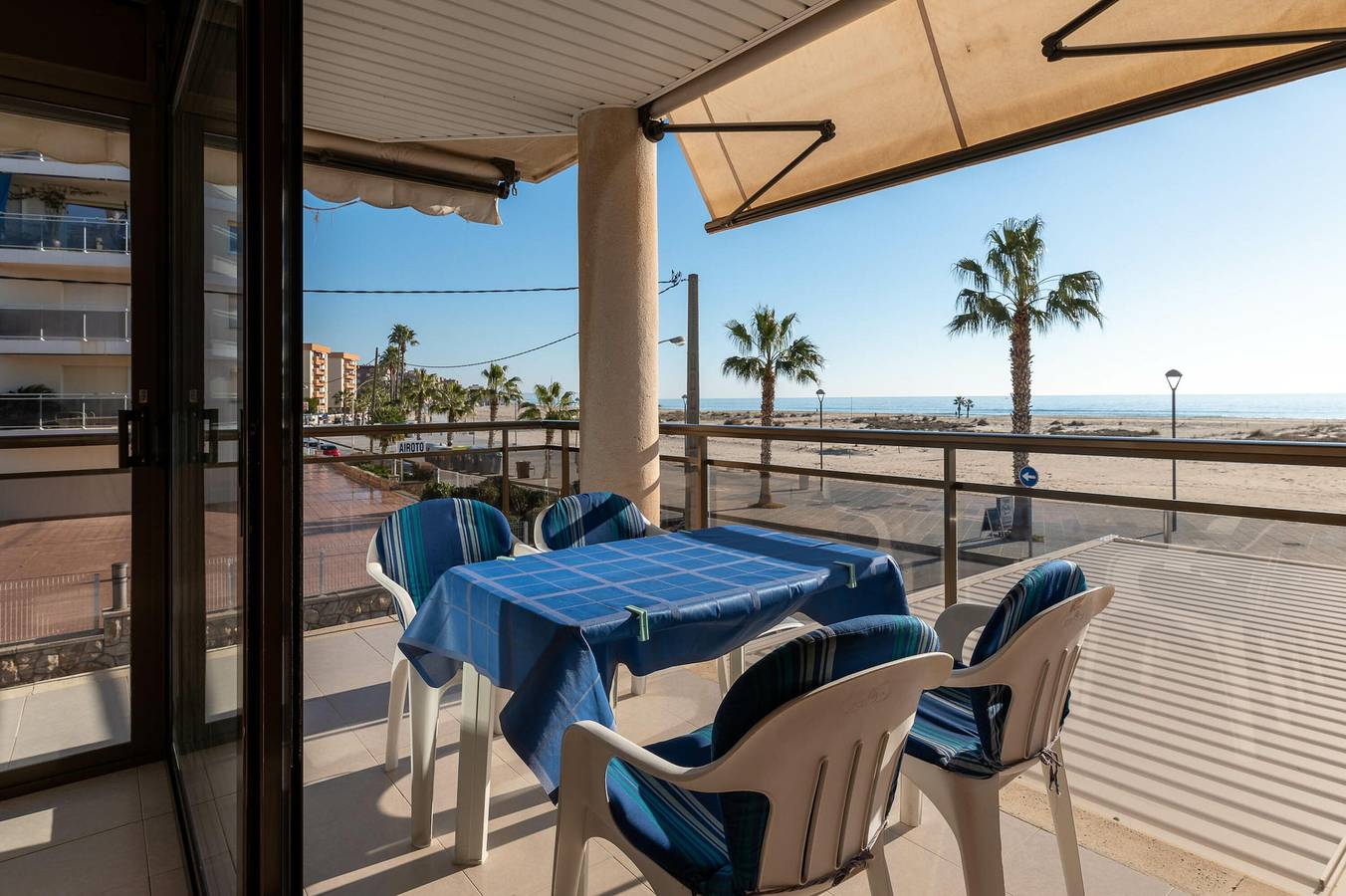 Apartamento entero, At118 Solarium Mar: Apartamento en primera línea del mar dispone de una piscina comunitaria in Torredembarra, Costa Dorada