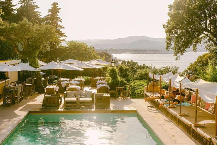 Hôtel pour 4 personnes, avec jardin et piscine, animaux acceptés