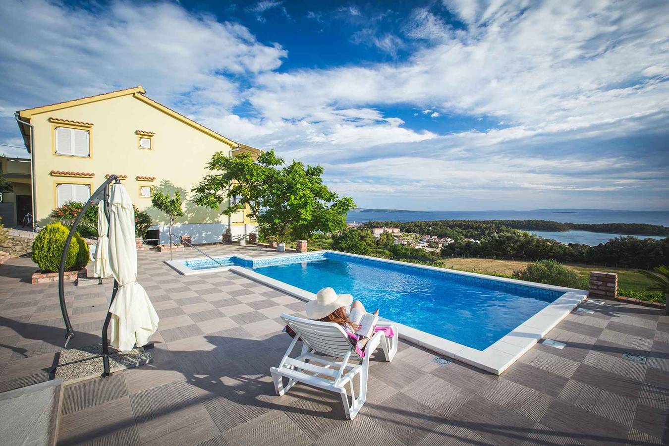 Ganze Ferienwohnung, Luxusapartment für 4 + 2 Personen mit Gemeinschaftspool und Meerblick  in Palit, Rab