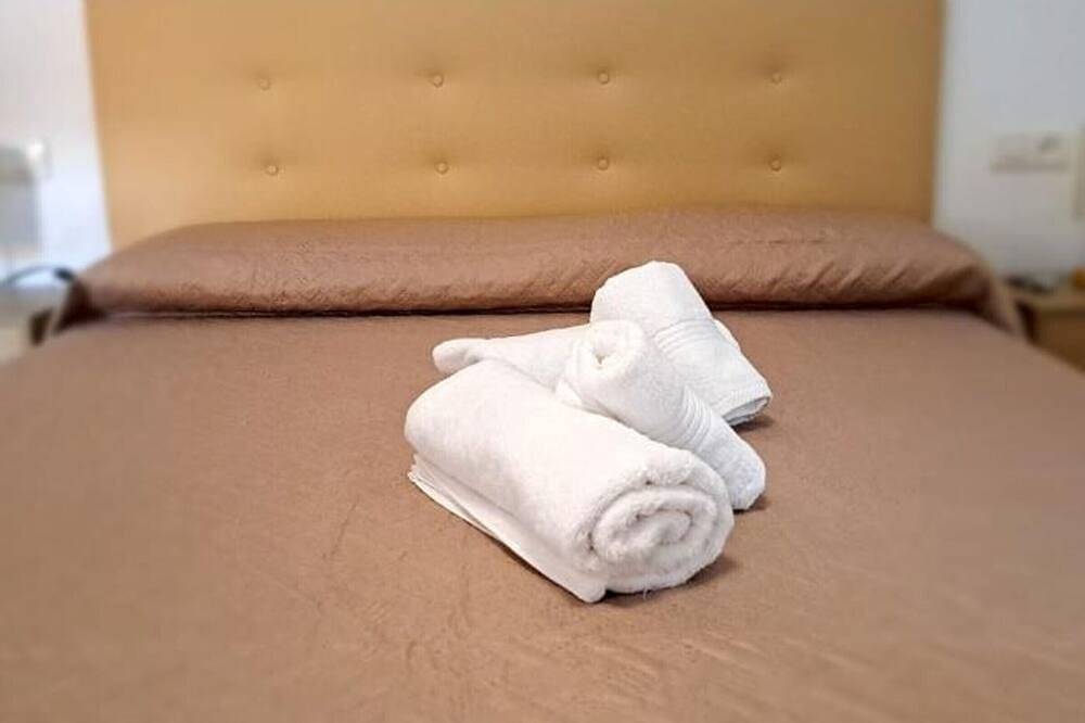 Apartamento entero, Agradable alojamiento en el centro de Baza, cerca de servicios in Baza, Geoparque de Granada