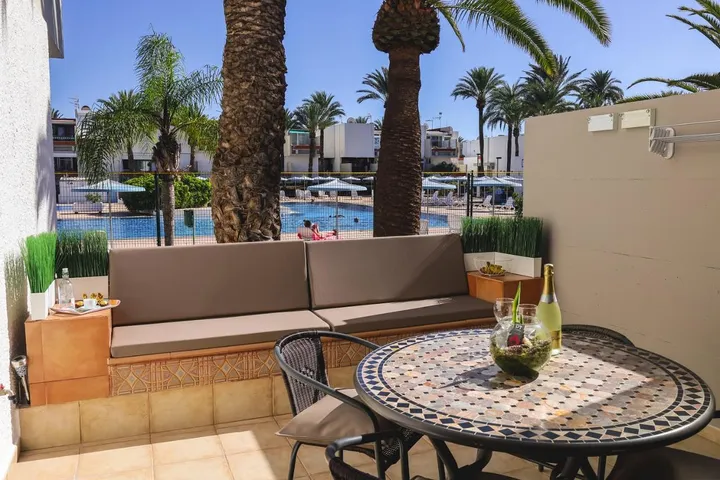 Ferienwohnung für 4 Personen, mit Ausblick und Pool sowie Balkon - 1