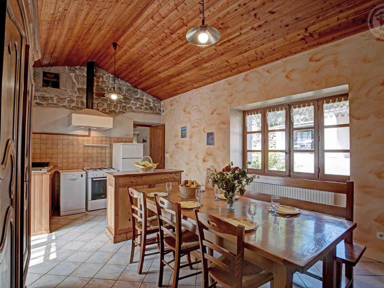 Gîte cosy et lumineux avec fourneau, terrasse, parking, proche de Montbrison, accepté animaux in Essertines-en-Châtelneuf, Parc Naturel Régional Livradois-Forez