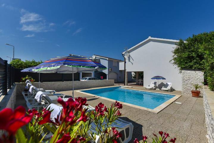 Ferienhaus für 6 Personen, mit Pool und Balkon - 1