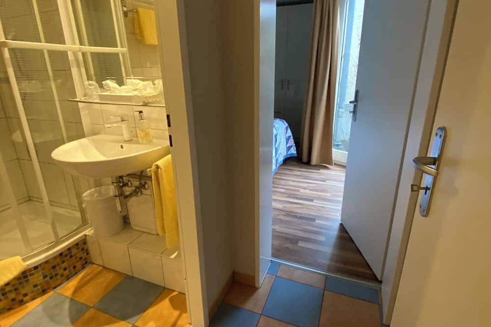 Ganze Wohnung, 2 Raum-wohnung mit Balkon und Zugang zum Garten. Wohnung Liegt Nach Hinten in Bad Godesberg, Bonn