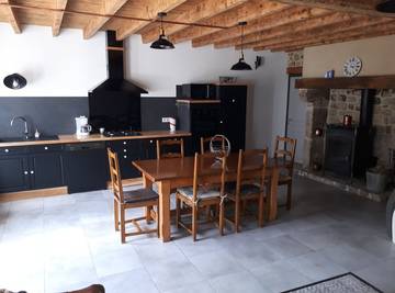 Gîte pour 6 personnes, avec jardin ainsi que terrasse et piscine dans le Puy-de-Dôme