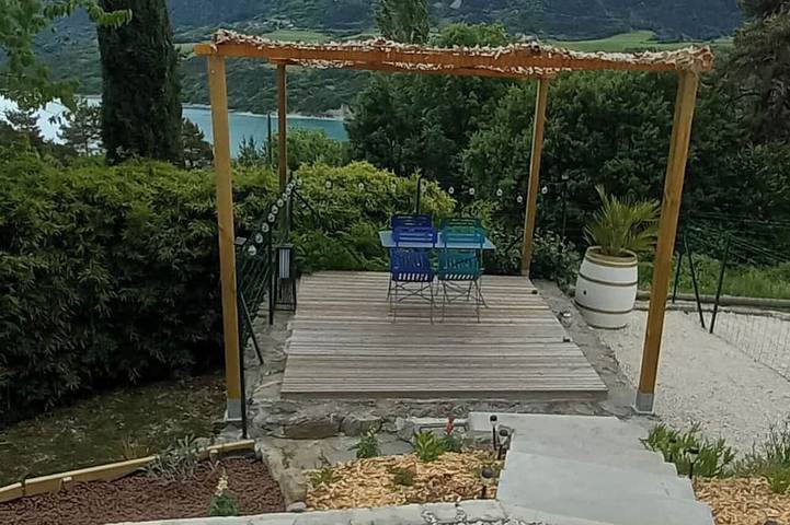 Gîte pour 2 personnes, avec jardin et terrasse à Treffort