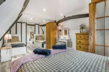 Cottage for 16 People in Charing, Kent Downs, Photo 2