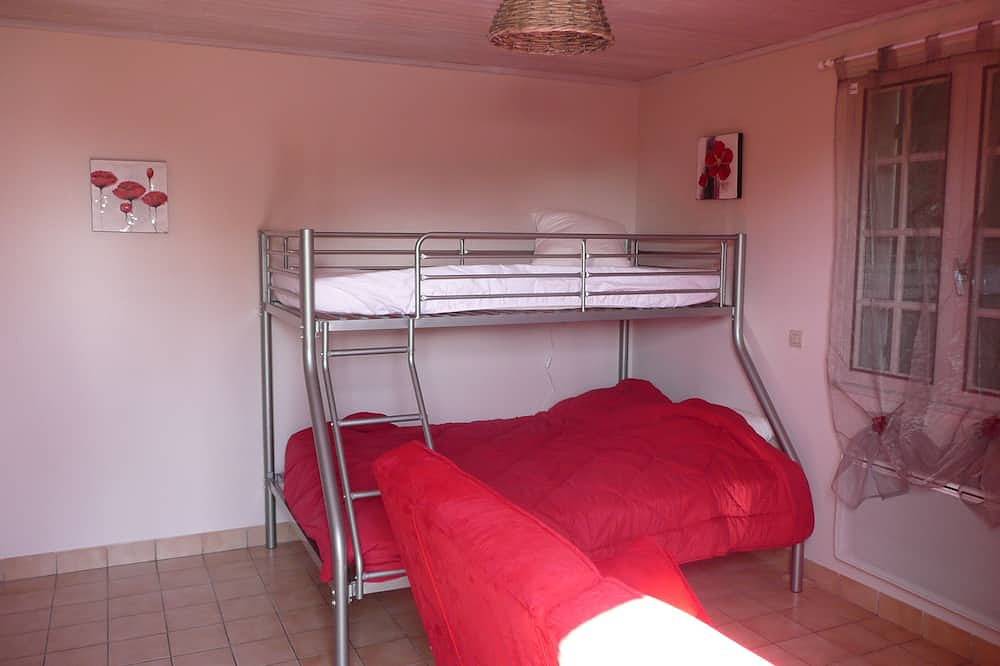 Detached cottage and outdoor space, Wifi, direct access to bicycle path in Le Château-d'Oléron, Côte de Beauté