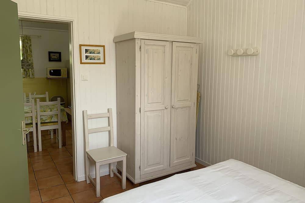 Chalet avec grand jardin clôturé au pied des dunes, à 4 km des plages. in Mimizan, Côte d’Argent