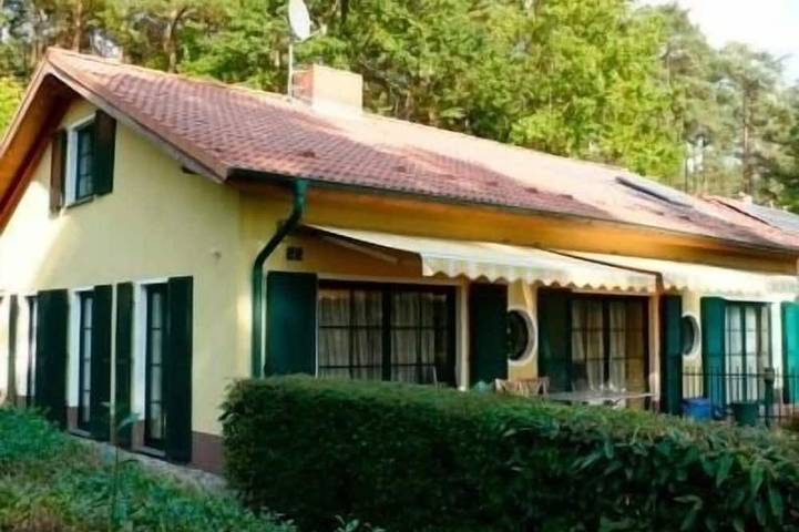 Ferienhaus für 7 Personen, mit Balkon/Terrasse und Terrasse sowie Garten und Sauna
