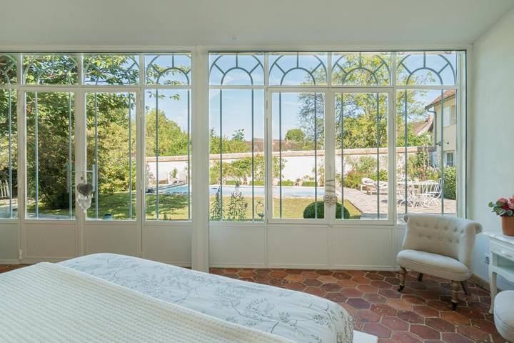 Location de vacances pour 2 personnes, avec Terrasse et Jardin ainsi que Piscine et Vue dans Orsonville
