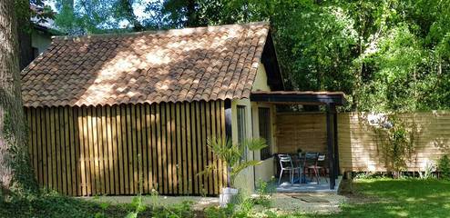 Location de vacances pour 2 personnes, avec jardin ainsi que piscine et vue à Sainte-Alvère