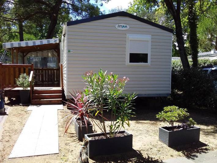 Camping pour 6 personnes, avec bassin pour enfant ainsi que jardin et piscine, animaux acceptés
