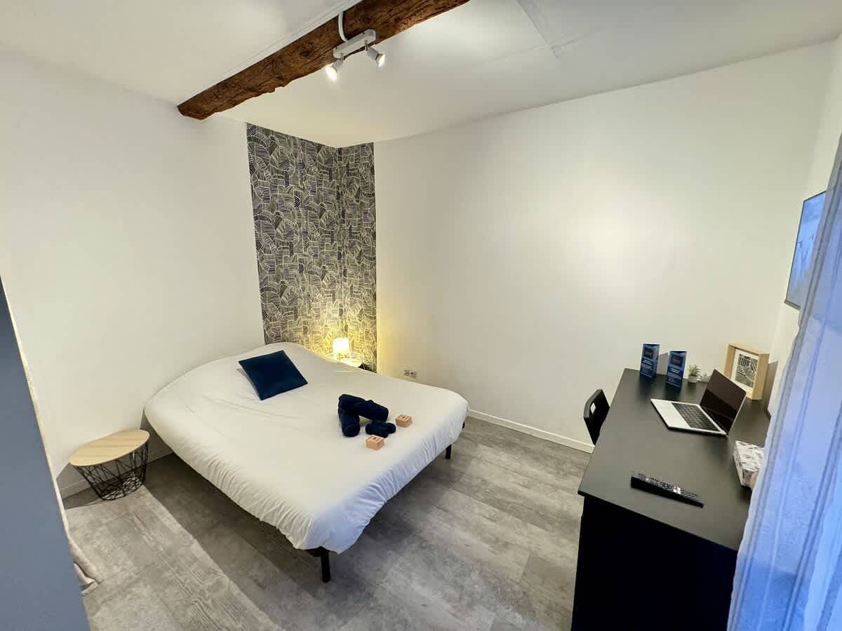 Neuf Ecluses Room – 2nd Floor in Béziers, Côte d'Améthyste