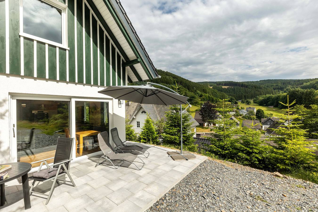 Ferienhaus 'Traumblick' mit Bergblick, privater Terrasse und Wi-Fi in Lennestadt, Sauerland