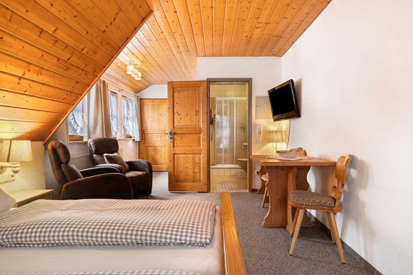 Zimmer 'Doppelzimmer 7' mit Bergblick, Gemeinschaftsterrasse und Wi-Fi in Alpirsbach, Kinzigtal