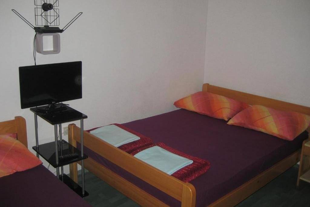 Ganze Wohnung, 4-Zimmer-Ferienwohnung mit Terrasse und Meerblick Zaton, Krka A-24448-b in Raslina, Šibenik-Knin