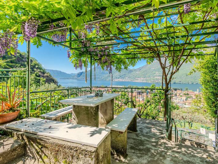 Casa vacanza per 8 persone, con Balcone e Terrazza nonché Giardino e Panorama a Dervio