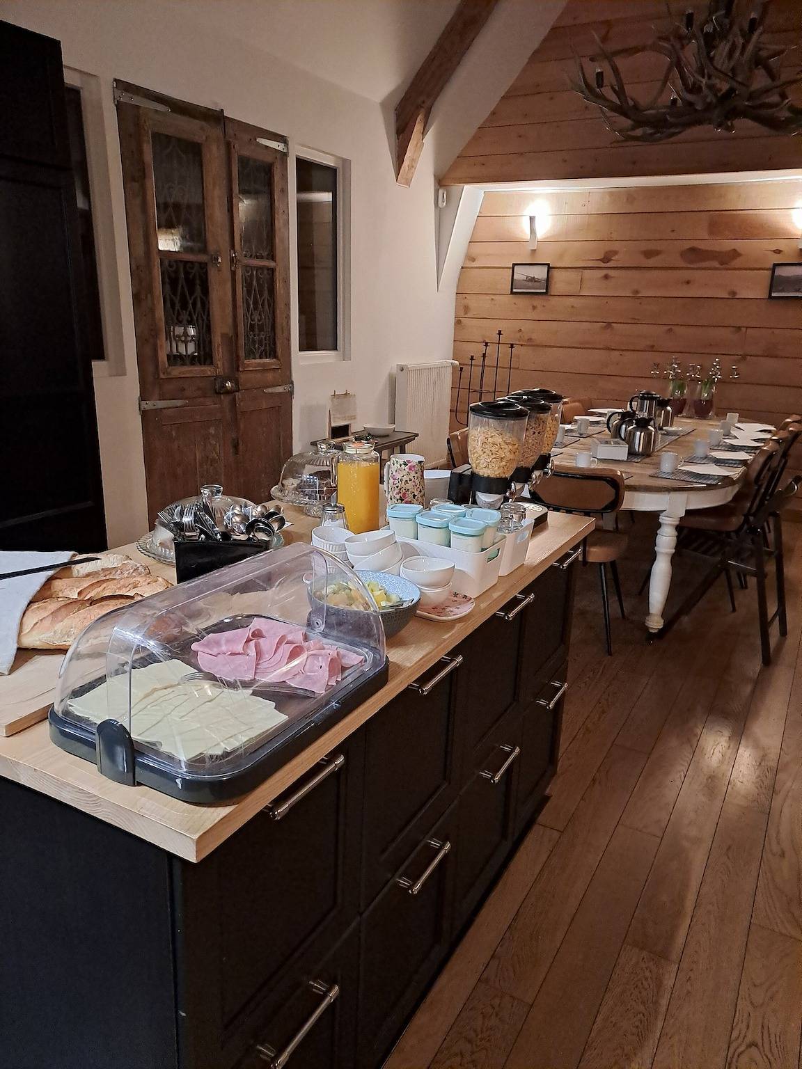 Chambre d’hôtes « La Trouverie - Chambre 1 » avec terrasse, jardin partagés et Wi-Fi in Laqueuille, Parc naturel régional des Volcans d'Auvergne