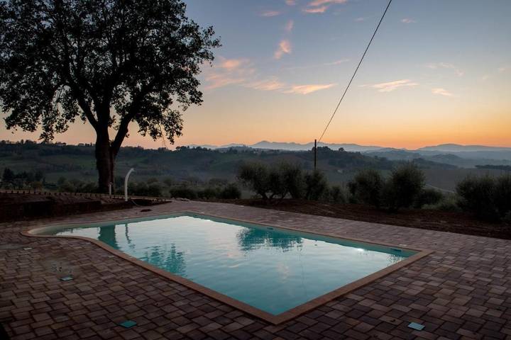 Casa vacanza per 2 persone, con Balcone e Terrazza nonché Giardino e Piscina a Corridonia