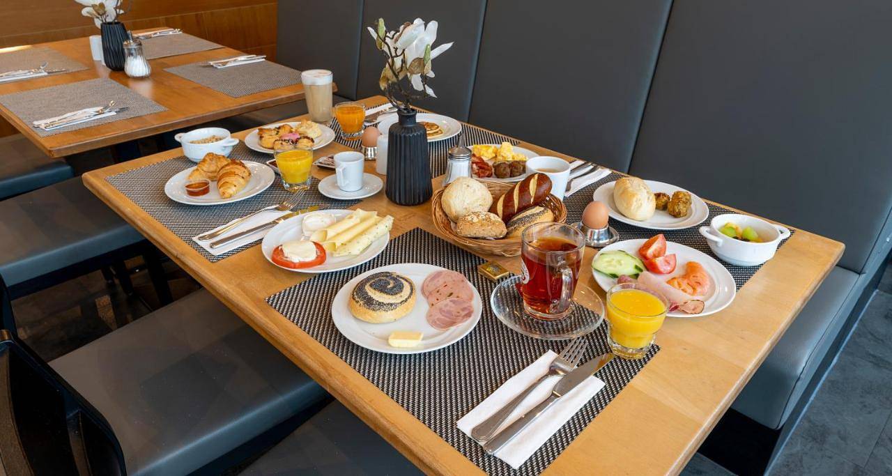 Plaza Premium Köln in Mülheim Köln, St. Clemens und Mauritius