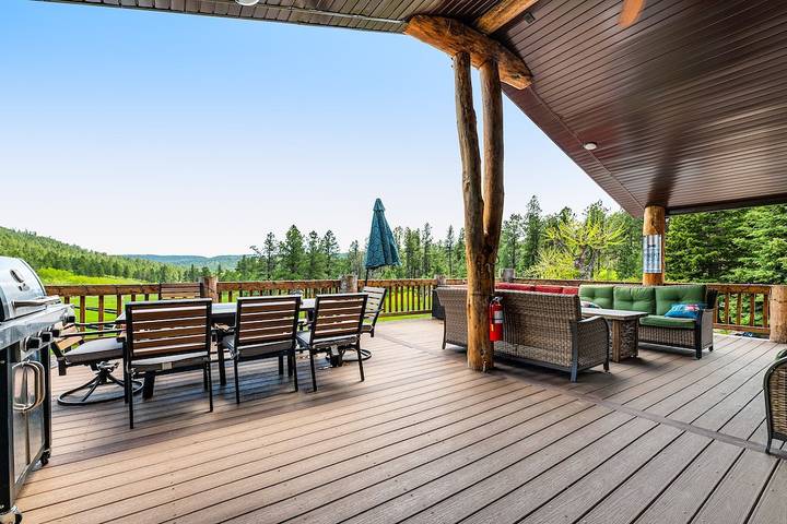Vacation house for 24 people, with yard and hot tub as well as balcony in South Dakota