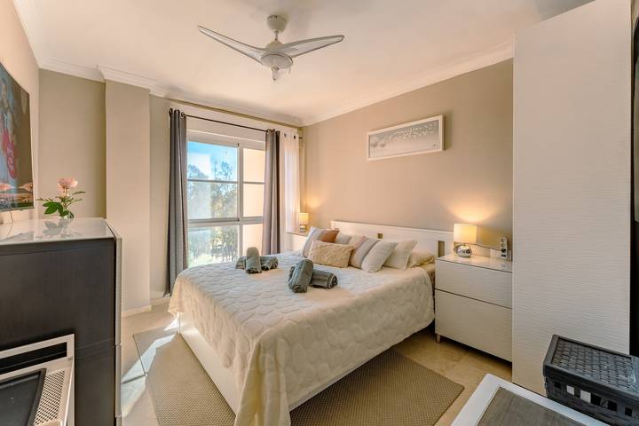 Entire apartment, Apartment 'Atalaya Green Apt' with Shared Pool, Balcony and Wi-Fi in Vista Azur, Estepona