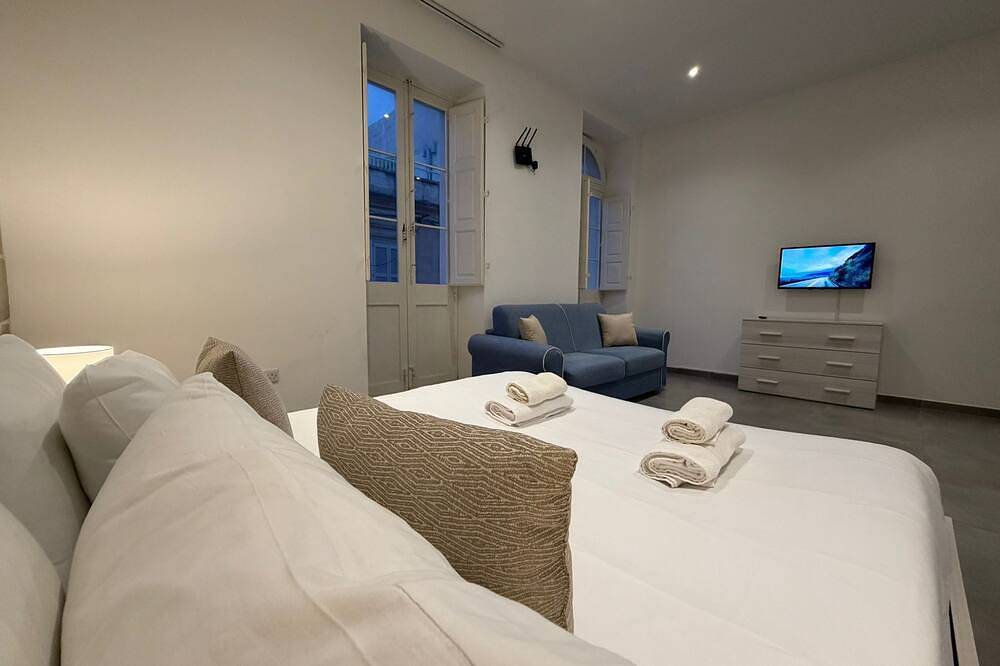 Sliema Unique 4 Bedroom Townhouse Off The Beach in Tas-Sliema, Insel Malta