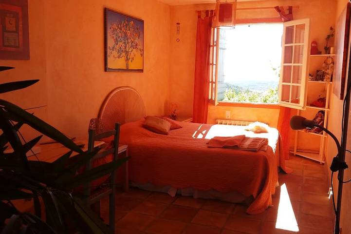 Beautiful villa, private pool, panoramic views, peaceful, central to all. in Grasse, Mittelmeerküste (Frankreich)