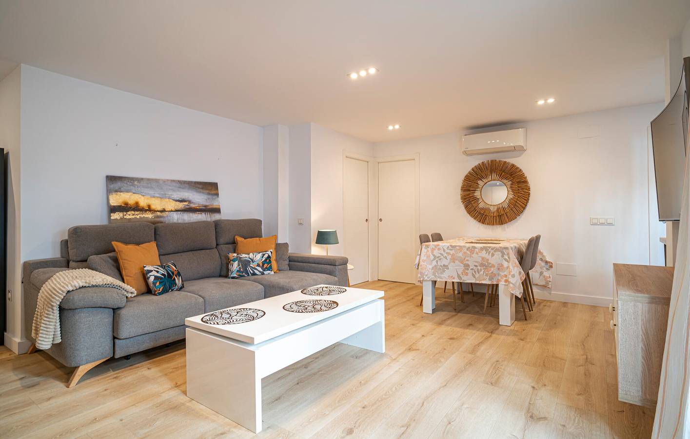 Entire holiday apartment, Cozy Apartment with Terrace near Playamar Beach in Playa El Bajondillo, Torremolinos