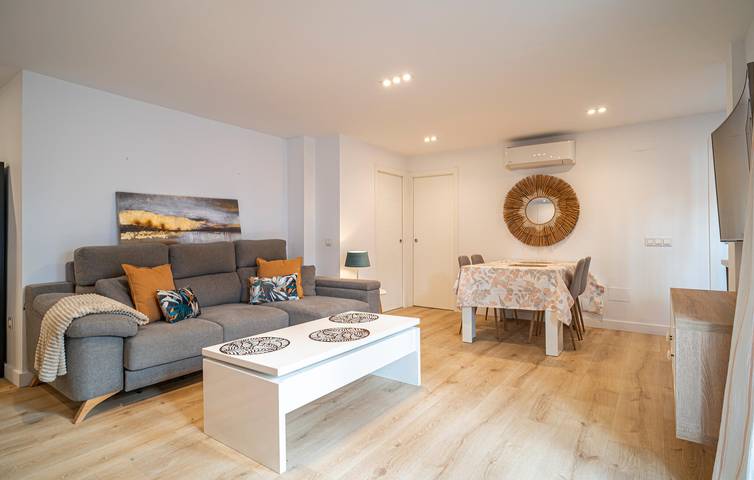 Ganze Ferienwohnung, Gemütliche Wohnung mit Terrasse in der Nähe von Playamar Beach in Playa El Bajondillo, Torremolinos