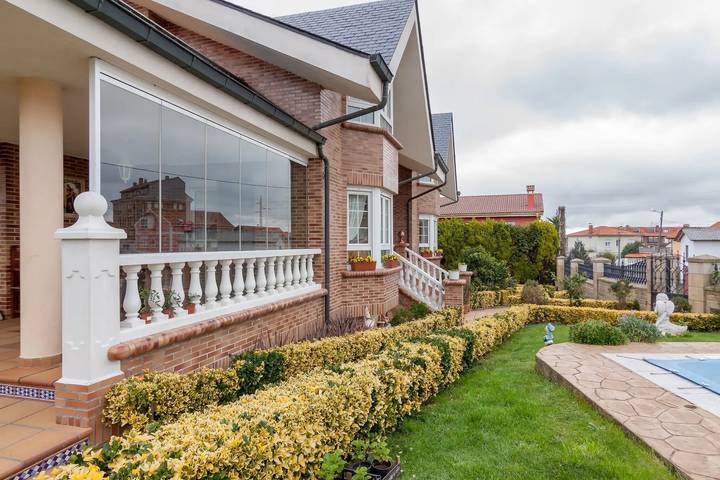 'Alojamientos Marte Room 6' with shared terrace and garden in Torrelavega, Cantabrian Coast