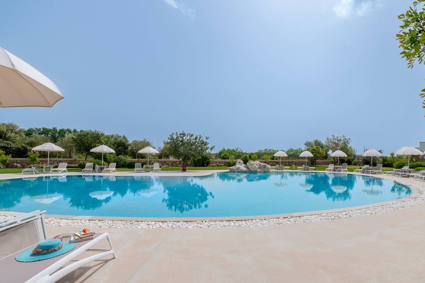 Entire apartment, Apartment 'Tenuta Vigna Corallo - Mimosa' with Shared Pool, Wi-Fi and Air Conditioning in Baia dei Turchi, Otranto region
