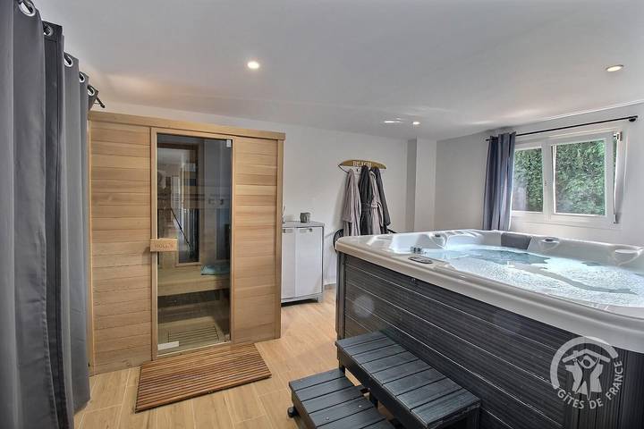 Gîte pour 6 personnes, avec Jacuzzi et Terrasse ainsi que Jardin et Sauna à Plourhan
