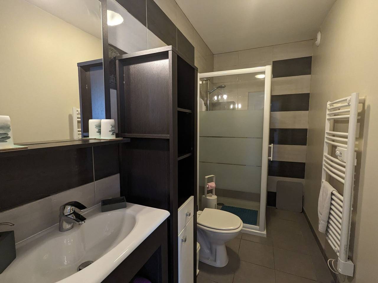 Chambre confortable avec salle d'eau privative, cuisine et salon communs, petit-déjeuner inclus. in Neuvy-Saint-Sépulchre, Région de La Châtre