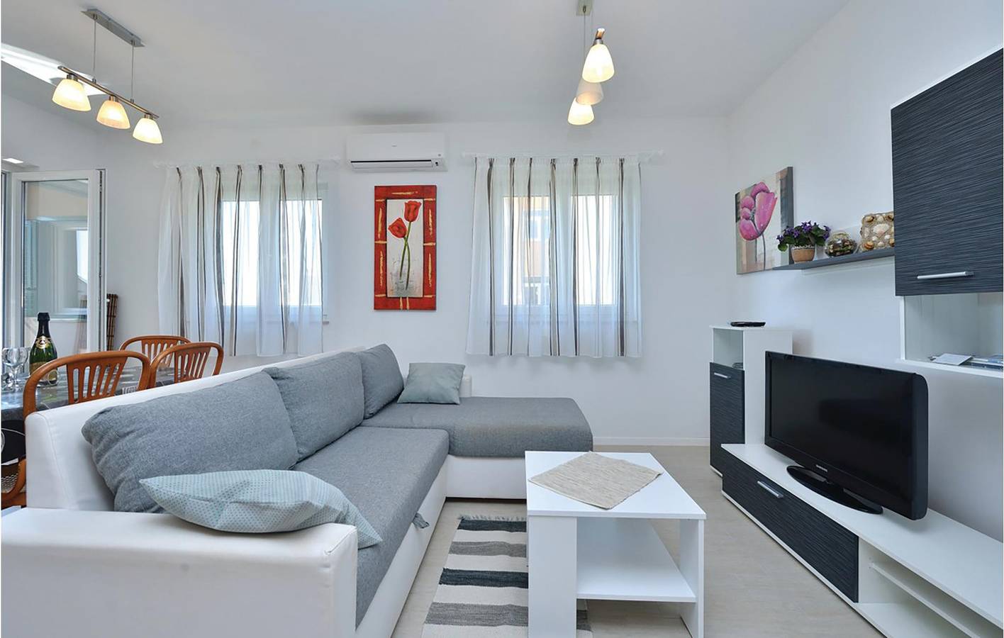 Ganze Ferienwohnung, Gemütlich, 1,5 km vom Strand entfernt: Modernes Apartment mit Terrasse und Parkplatz in Privlaka, Zadar