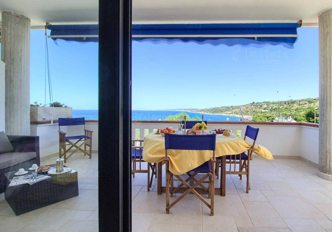 Sunset Greg, lovely front bay terraced house in Marina di San Gregorio, Patù