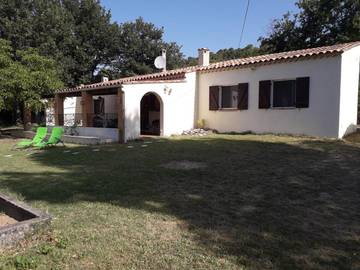 Gîte pour 6 personnes, avec piscine ainsi que terrasse et vue, animaux acceptés à Rians