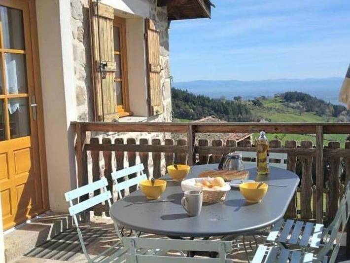 Gîte pour 6 personnes, avec terrasse et jardin à Saint-Bonnet-le-Courreau
