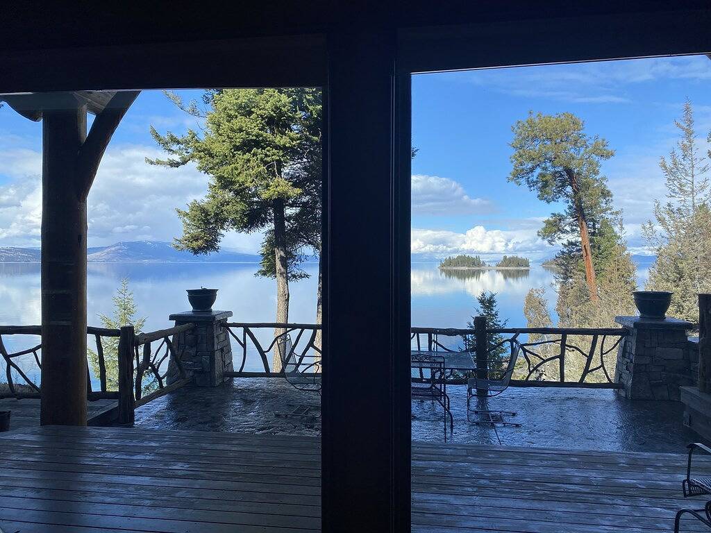 Ganze Wohnung, Rustikaler Luxus mit Weltklasse-Aussicht und Privatstrand in Finley Point, Flathead Nationalwald