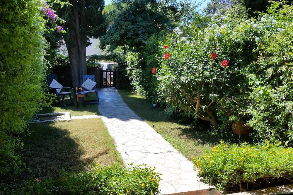 Villetta graziosa a 250 metri dalla spiaggia - con giardino privato. in Geremeas, Torre delle Stelle