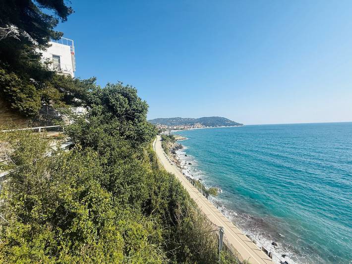 Elegante vista mare con posto auto privato in Andora, Riviera di Ponente