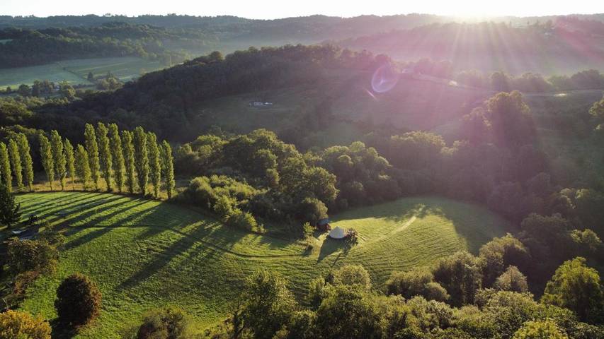 Location de vacances pour 2 personnes, avec vue ainsi que jardin et piscine à Lasseube - 3