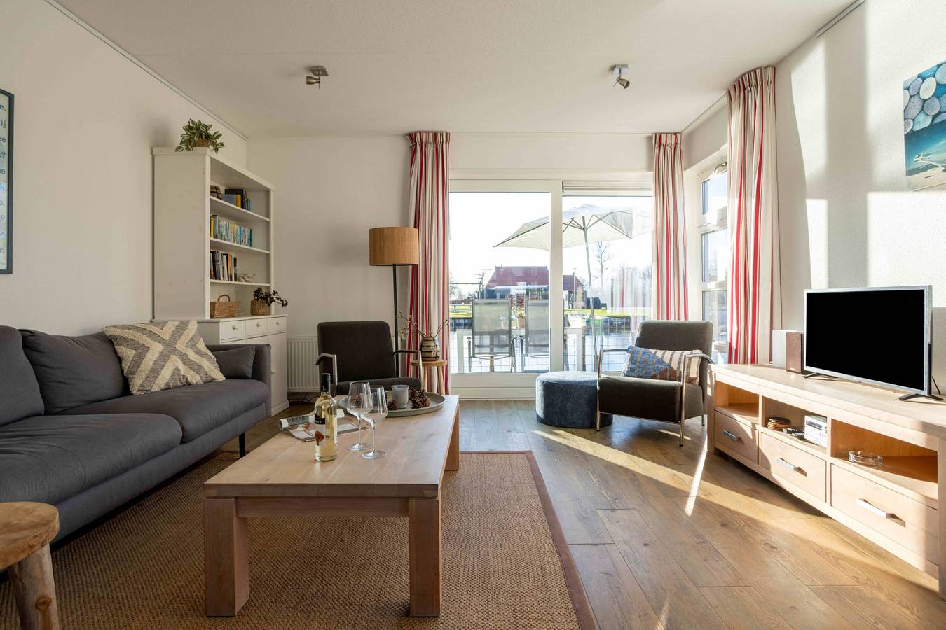 Geräumiges Doppelhaus für 6 Personen mit Wasserblick und sonnigem Garten in Poelen in Friesland