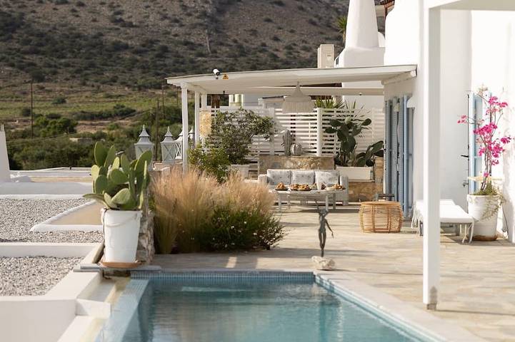 Vacation rental for 10 people, with Balcony and Garden as well as Pool in Greek Islands