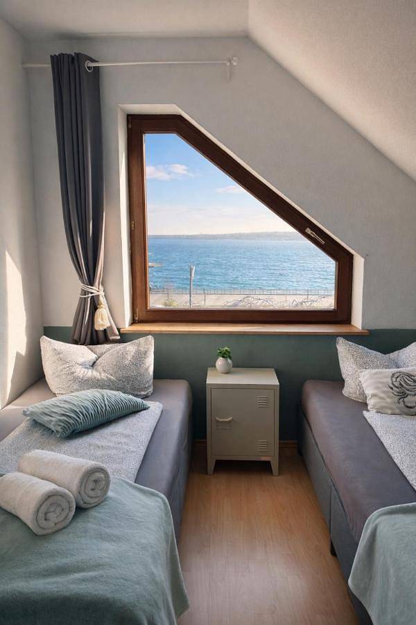 Ganze Wohnung, Ferienhaus ,,Pier 7" am See - 2 Wohnungen mit Garten für bis zu 11 Personen, einzeln oder zusammen buchbar in Bitterfeld, Bitterfeld-Wolfen