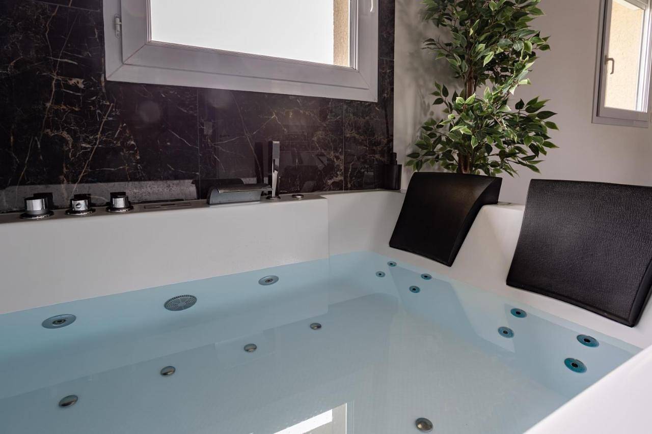 Appartement entier, Evasion romantique avec jacuzzi in Savigny-le-Temple, Seine-et-Marne