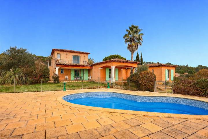 Location de vacances pour 12 personnes, avec jardin et piscine, animaux acceptés à Le Val