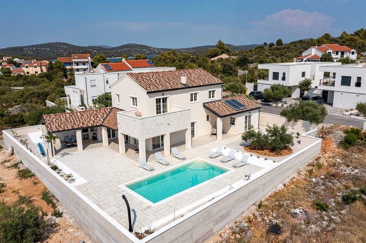 Ferienhaus für 8 Personen, mit Balkon/Terrasse und Balkon sowie Meerblick und Terrasse in Jezera - 4
